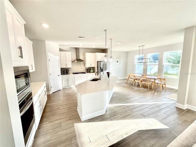 Building Photo - 15255 Caravan Ave