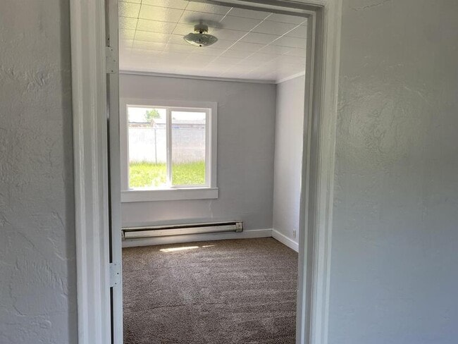 Building Photo - 435 NE Russell Ave