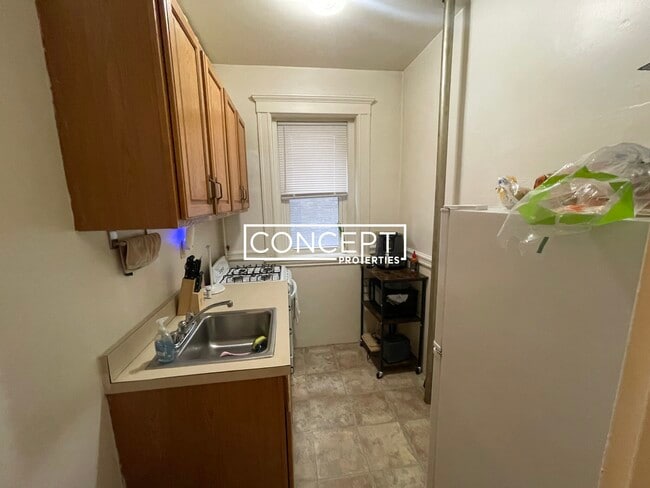 Building Photo - 143 Park Dr