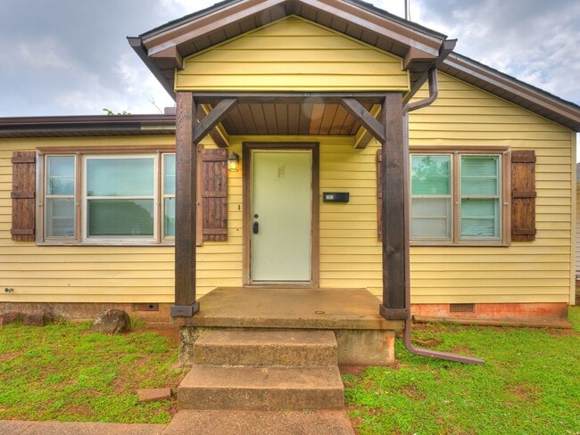 Building Photo - 3 Bedroom 1 Bath Home in Shawnee!