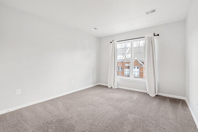 Building Photo - Great 2 Bedroom; 2 Bathroom condo in Manas...