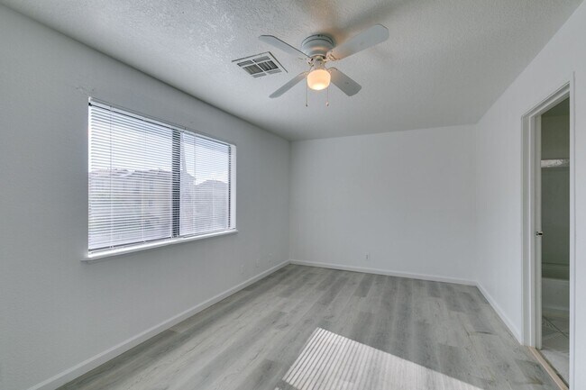 Building Photo - 6987 Mendon Ln