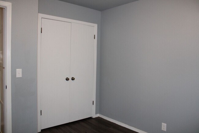 Building Photo - Newly Remodeled! Close to Tinker