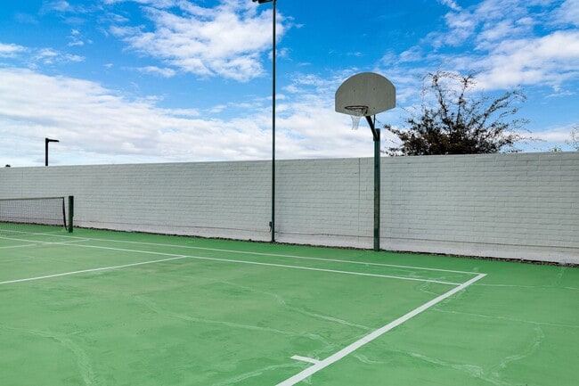 Building Photo - Mid-century modern home in Arcadia with pr...