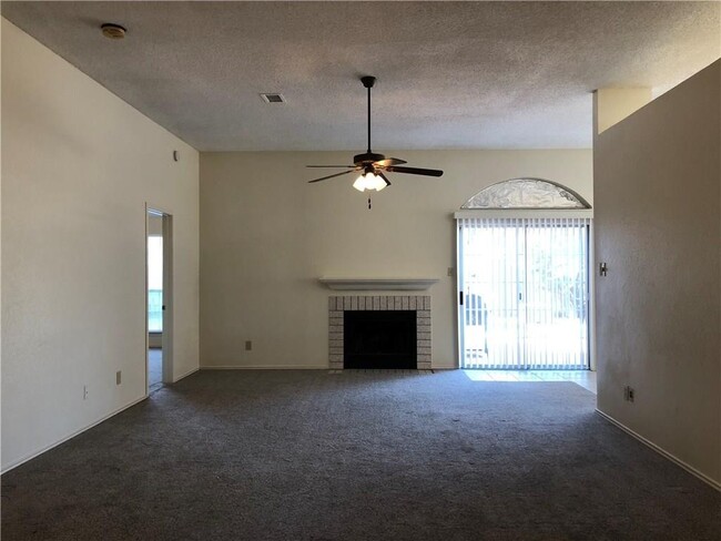 Building Photo - AVAILABLE NOW 3 Bedroom 2 Bath Home in For...