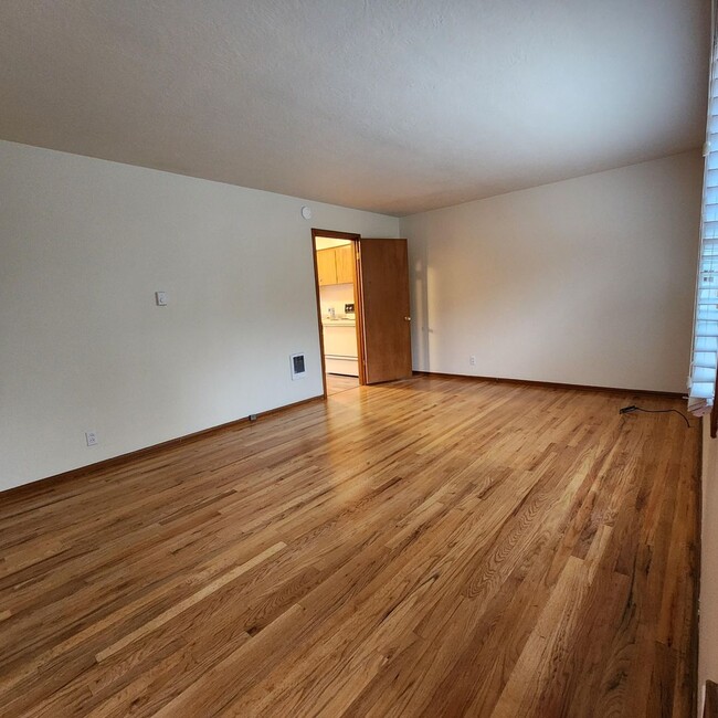 Building Photo - Cozy 1 Bed 1 Bath Duplex with W/S/G includ...