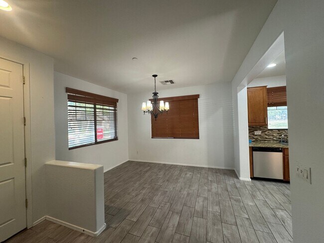 Building Photo - 4 BEDROOM HOME IN POWER RANCH