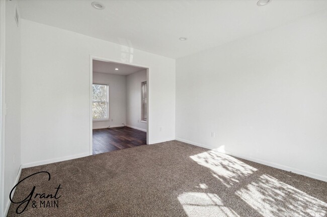 Building Photo - $1,450 - 3 Bed / 1 Bath Newly Renovated Ho...