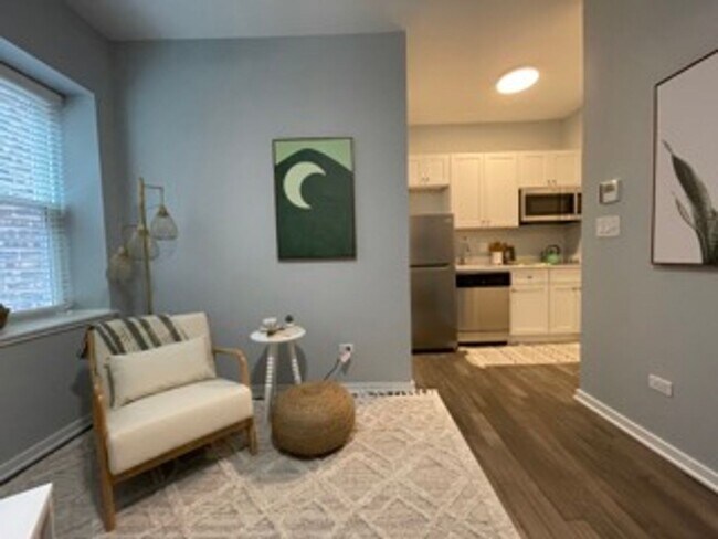 Building Photo - Brand new Luxury studio 2 blocks to the lake