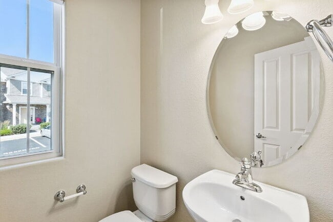 Building Photo - Granite Kitchen, Central AC, Oversized Gar...