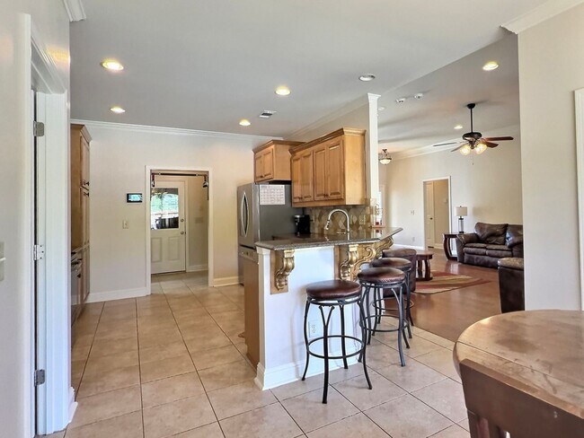 Building Photo - 4 Bed, 2 Full Bath Home w/ In-Ground Pool in Desirable Lake Forest!