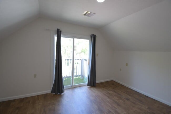 Building Photo - 5307 Pine Ave