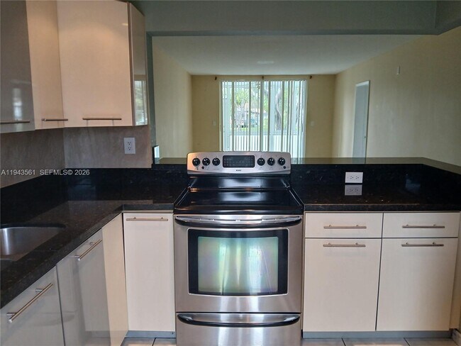 Building Photo - 5950 Del Lago Cir