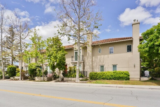 Building Photo - 492 Tyndall St