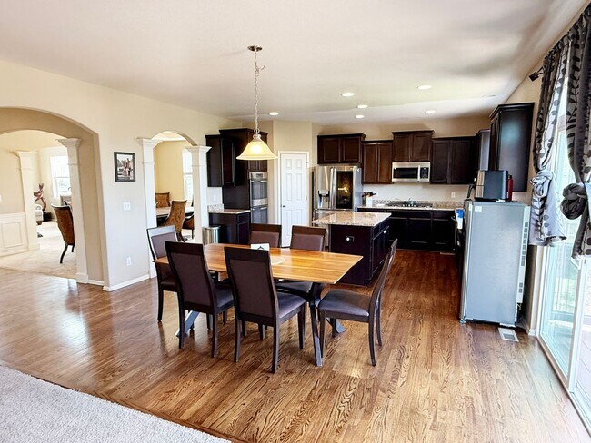 Building Photo - Amazing large 2-Story with open floor plan...