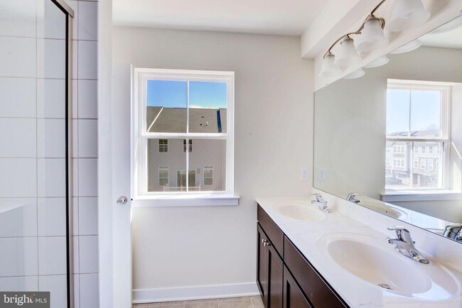 Building Photo - 29 Independence Ct