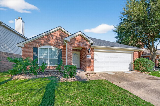 Building Photo - 6927 Great Oaks Shadow Dr