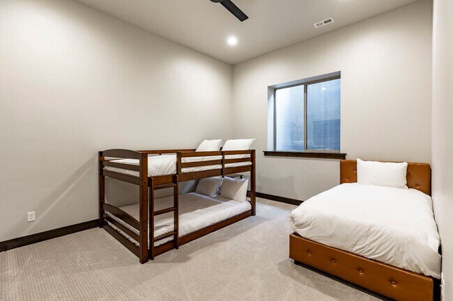 Building Photo - Fully Furnished Luxury Home in Black Rock ...