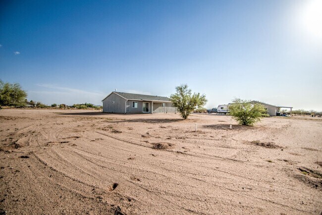 Building Photo - Large 1 + Acre Lot with 3 bedroom home in ...