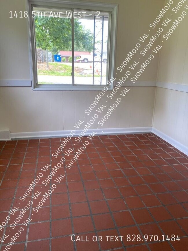 Building Photo - 1418 5th Ave W