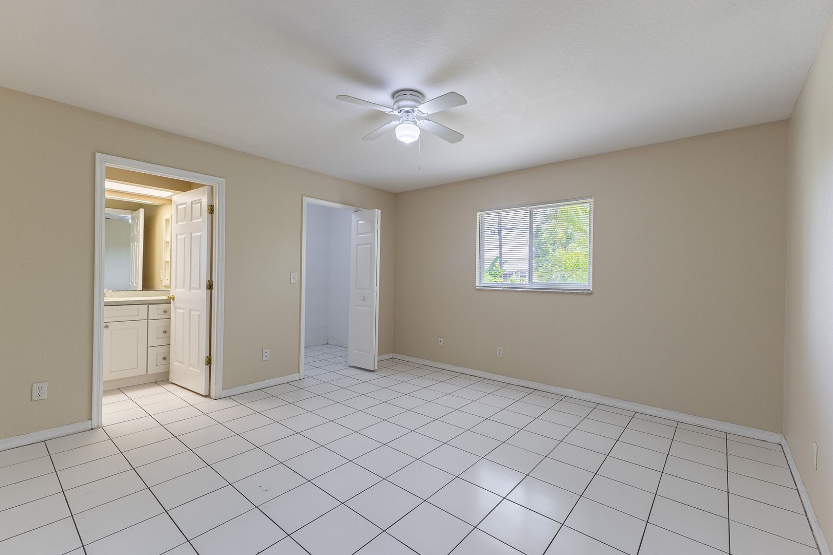 Building Photo - 3/2 Home with Garage Available NOW