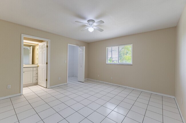 Building Photo - 3/2 Home with Garage Available NOW off Santa Barbara Blvd area