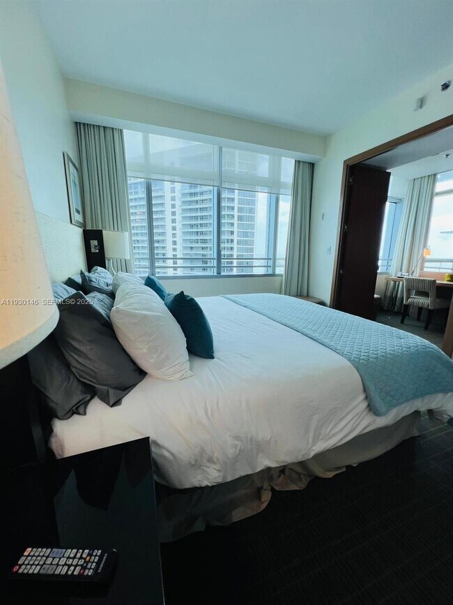 Building Photo - 1395 Brickell Ave