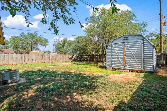 Building Photo - Cute Two Bedroom House, Minutes from TTU &...