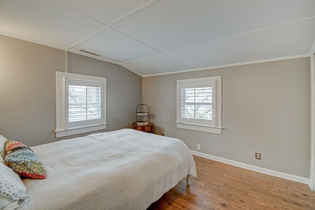 Building Photo - Washington Park 3BR 2Bth Home - available now for both short or long term lease