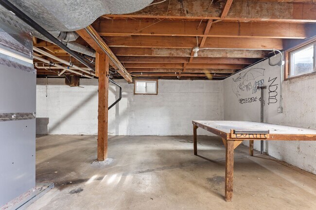 Building Photo - Spacious 6 Bed 2 Bath Home- N Portland Charmer!