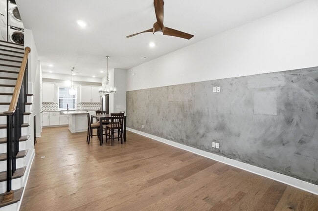 Building Photo - Modern Townhome in the Heart of Plaza Midw...