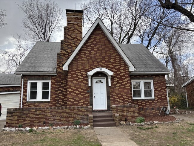 Primary Photo - 700 Main St
