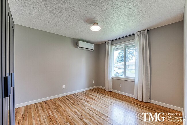 Building Photo - Classic Ranch Style home with 2 Bed 1.5 Bath and Large Backyard!