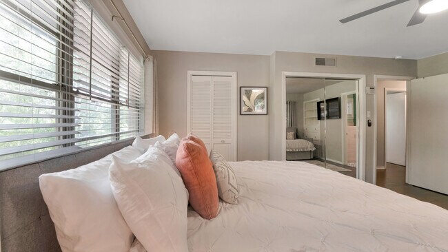 Building Photo - 2134 Bandera Rd