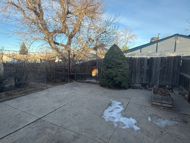 Building Photo - Two Bedroom Duplex in Golden!!