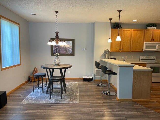 Building Photo - Beautiful end unit townhome in Elk River!