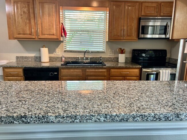 Building Photo - 2025/26 FALL/ WINTER MONTHLY  RENTAL ! FUR...