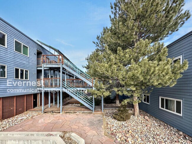 Building Photo - 1594 Bradley Dr