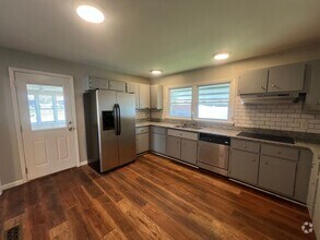 Building Photo - Spacious 4-Bedroom Home in Highly Desirabl...