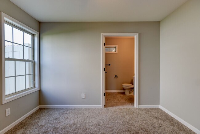 Building Photo - 1008 Meadowview Ln