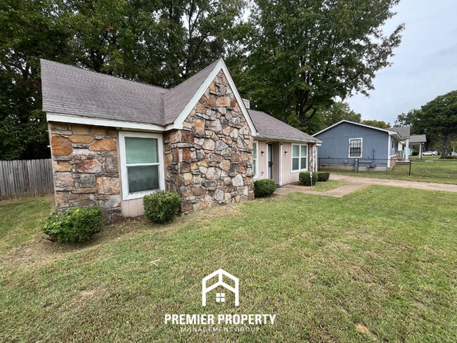 Building Photo - 4847 Daphne Rd