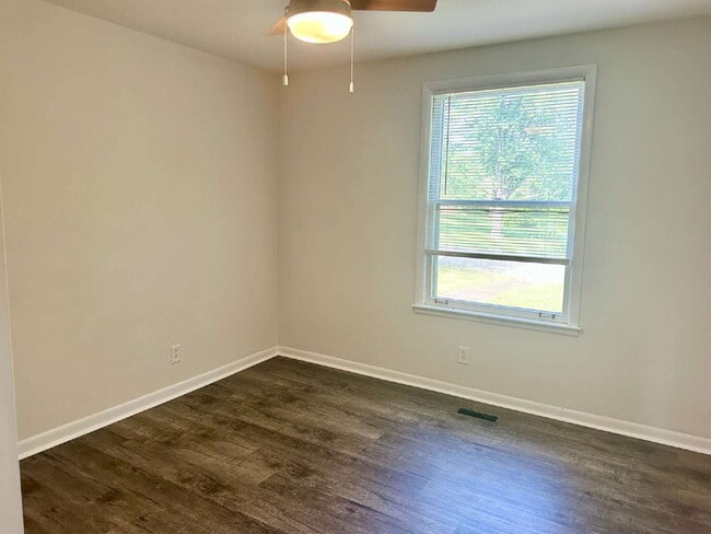 Building Photo - 3BD 1.5 BA HOUSE with Bonus Room  AVAILABL...