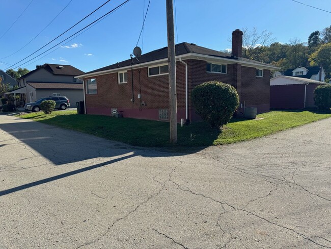 Building Photo - Updated 2 Bedroom Ranch Home in Elizabeth ...