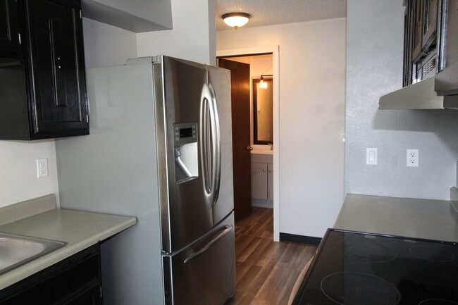 Building Photo - 102 E Weile Ave