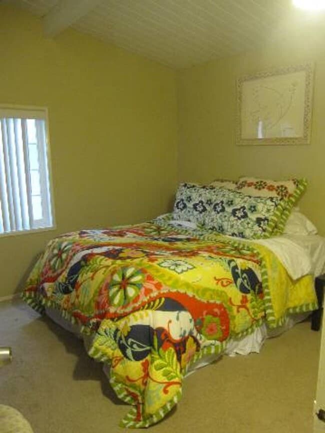 Building Photo - **Coastal Charm in Central Encinitas – 2 B...