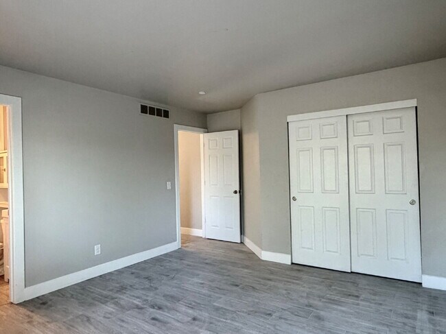 Building Photo - Spacious 4 bedroom, 3 bathroom home in the heart of Aurora is ready for immediate move in! Conven...