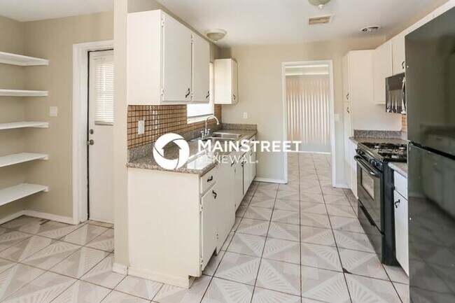 Building Photo - 3 Bedroom Pet-Friendly Home in Phoenix, AZ with Main Street Renewal