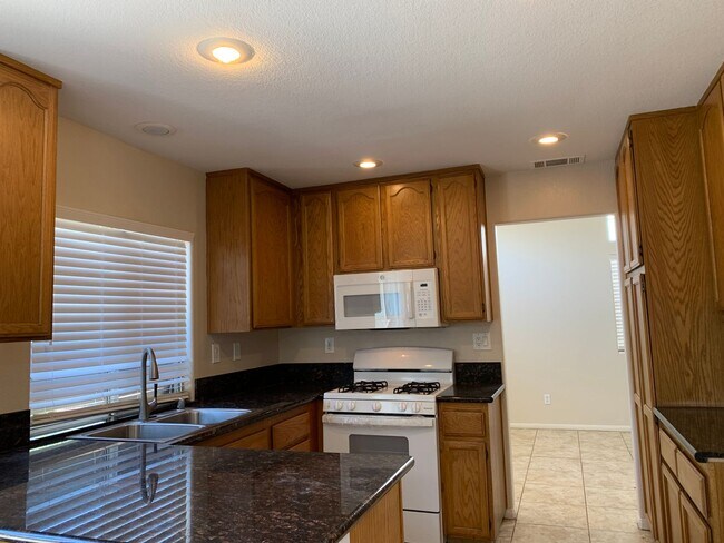Building Photo - Newly updated 3 bedroom home in Menifee av...