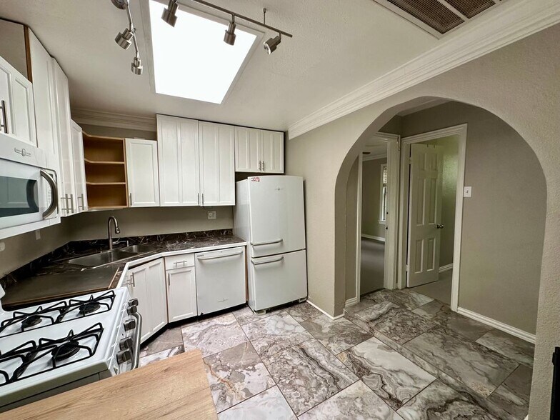 Building Photo - 8619 Groveland Dr