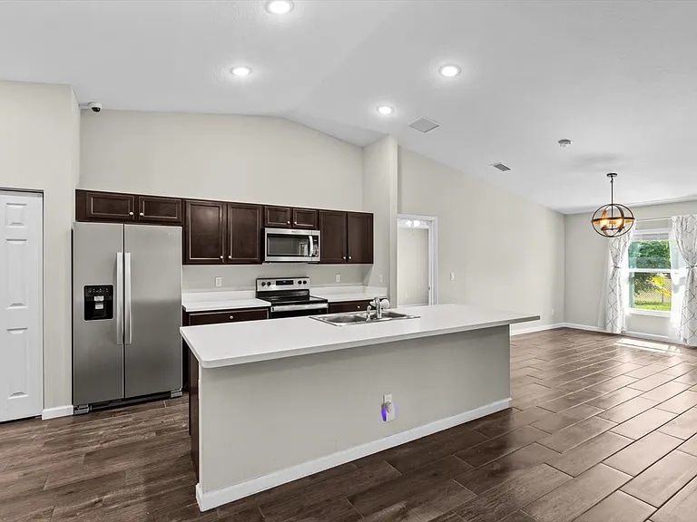 Building Photo - 512 SW McComb Ave